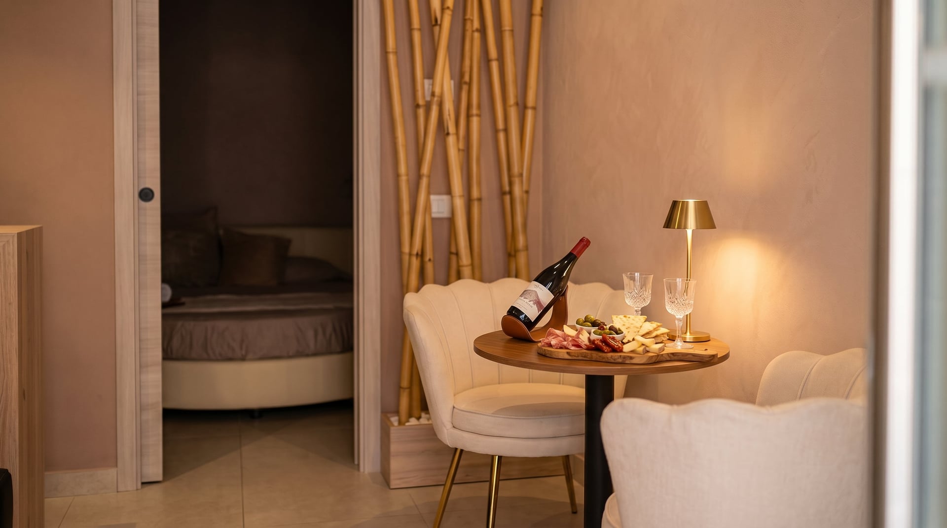 Aperitivo in suite: calici e dettagli curati