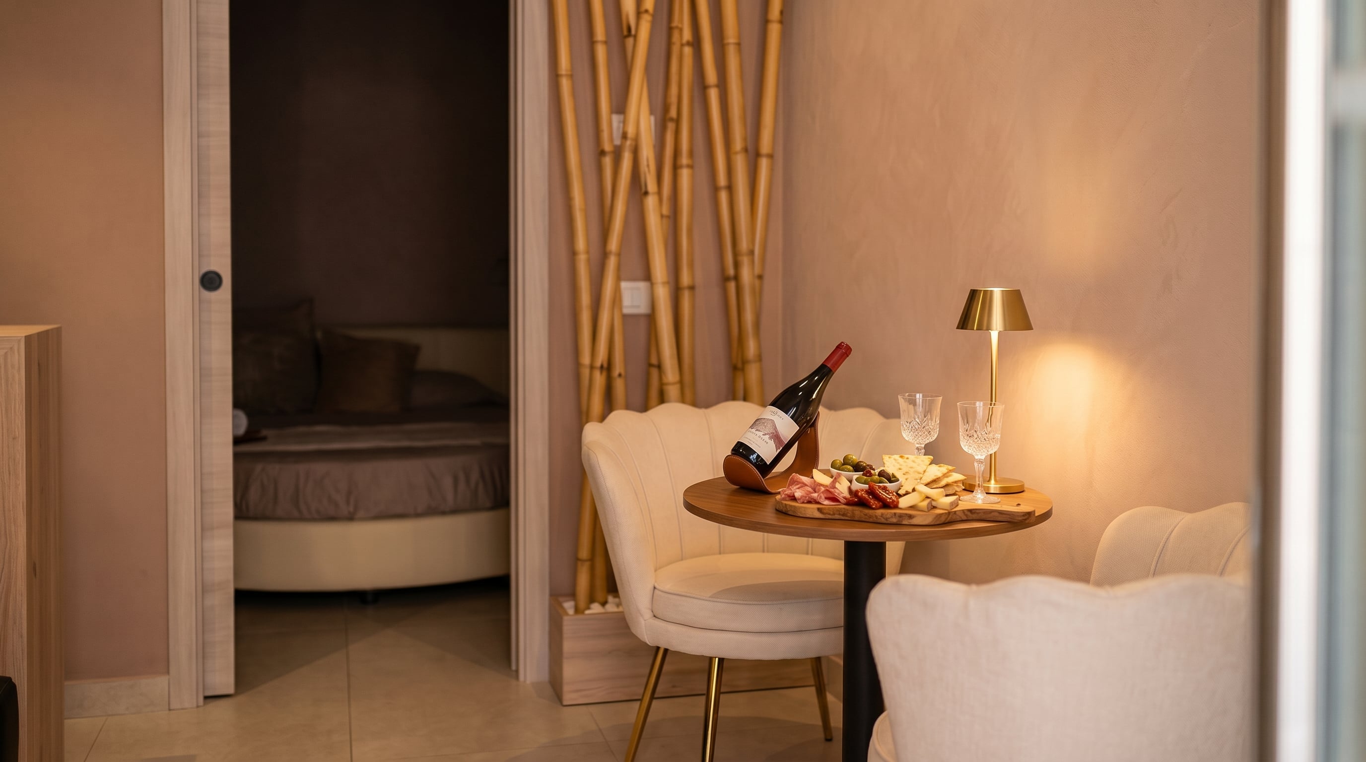 Aperitivo in suite: calici e dettagli curati