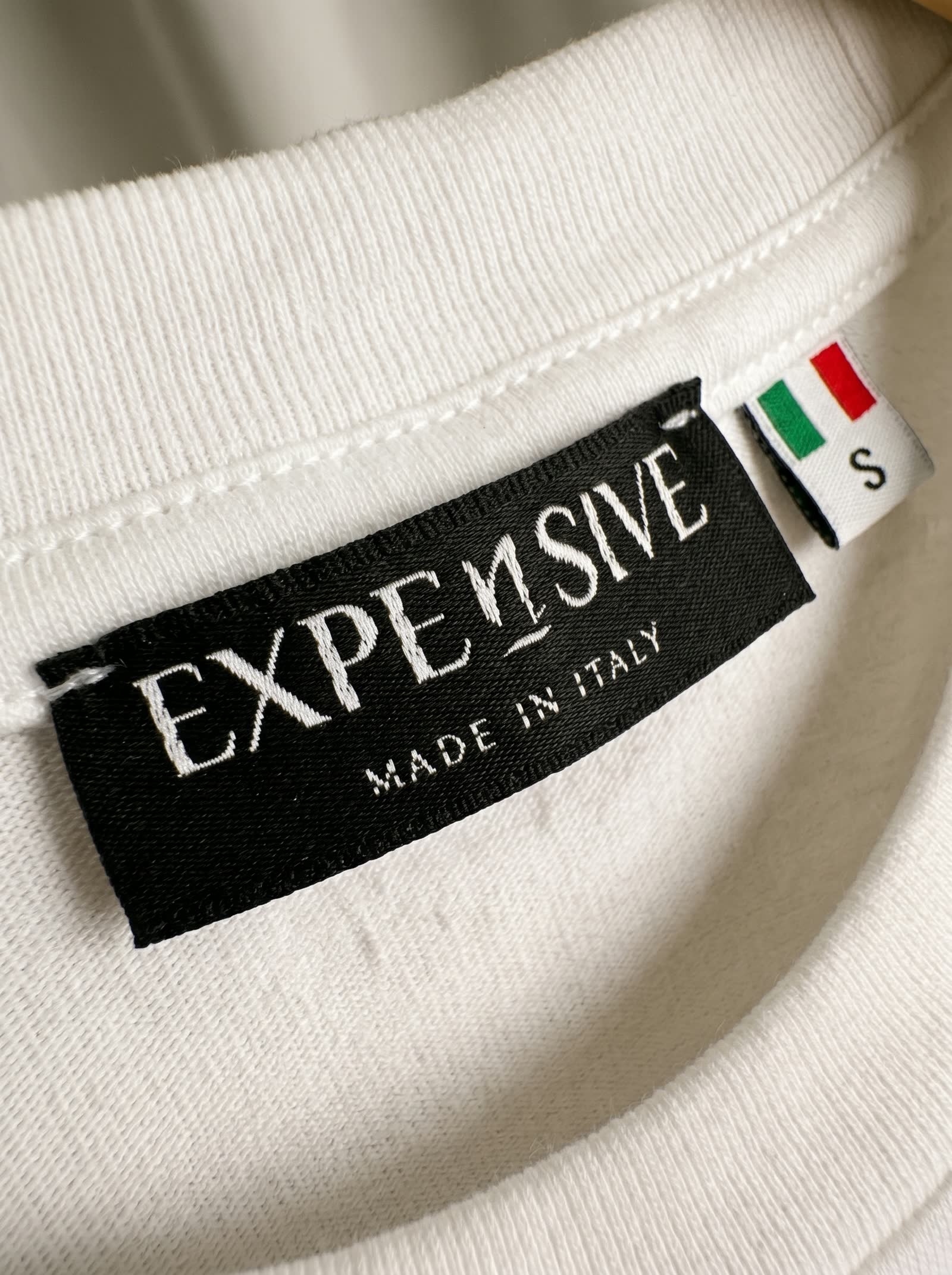 Etichetta Expensive, made in Italy