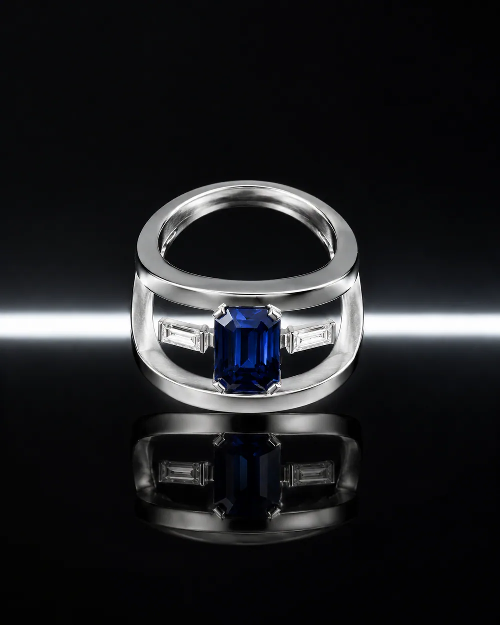 Anello con zaffiro rettangolare attraversato da una linea di luce blu