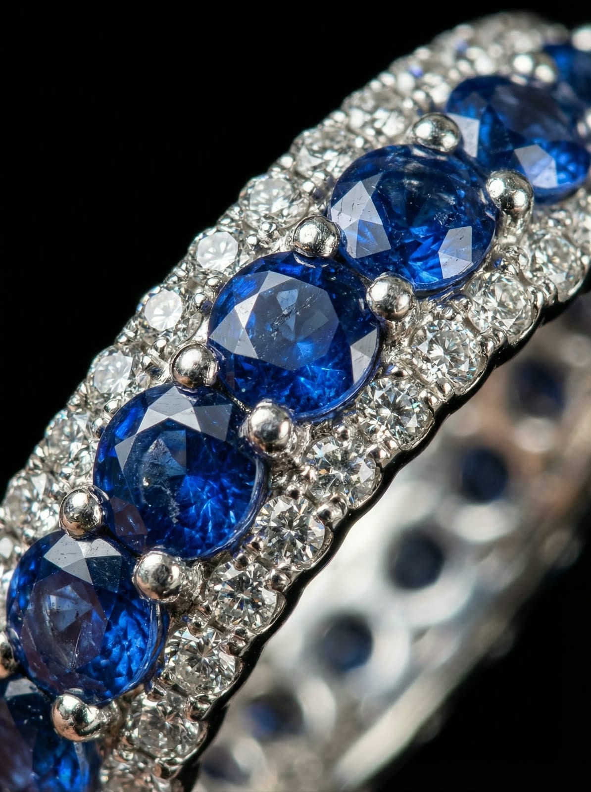 Macro ravvicinata delle pietre e della montatura di un anello