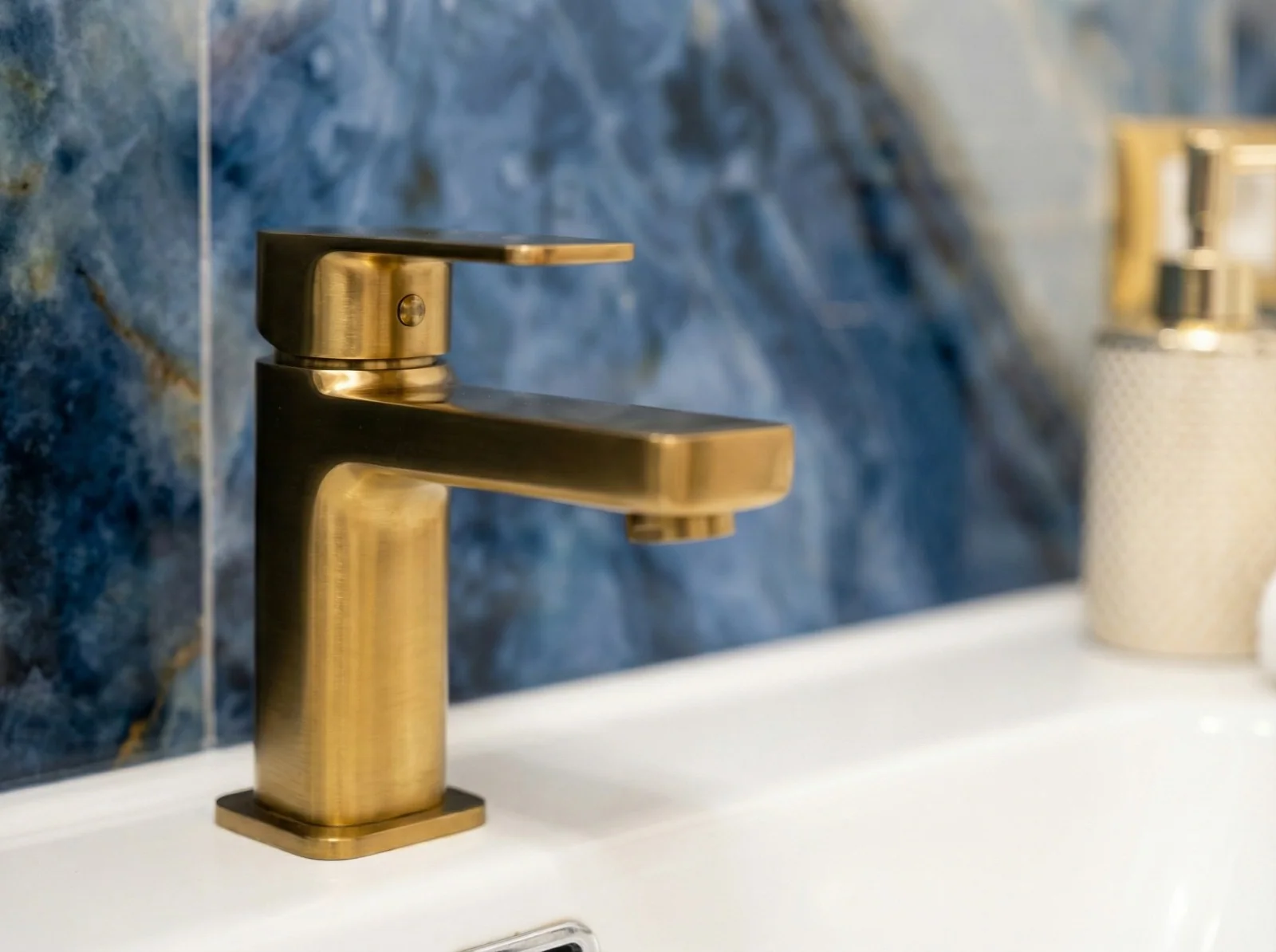 Il bagno della casa vacanza dopo ordine, luce e composizione