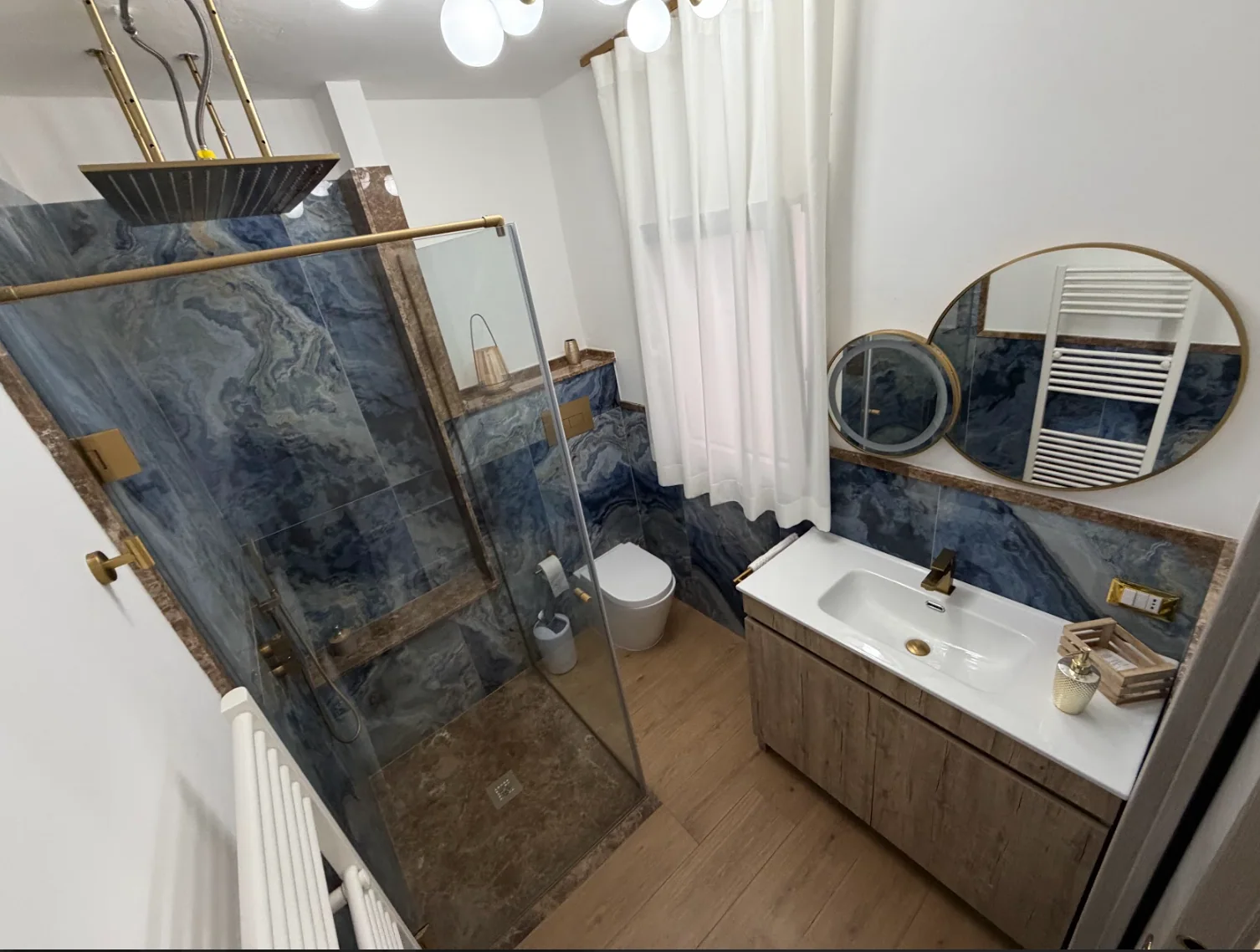Il bagno della casa vacanza prima del lavoro sulle immagini