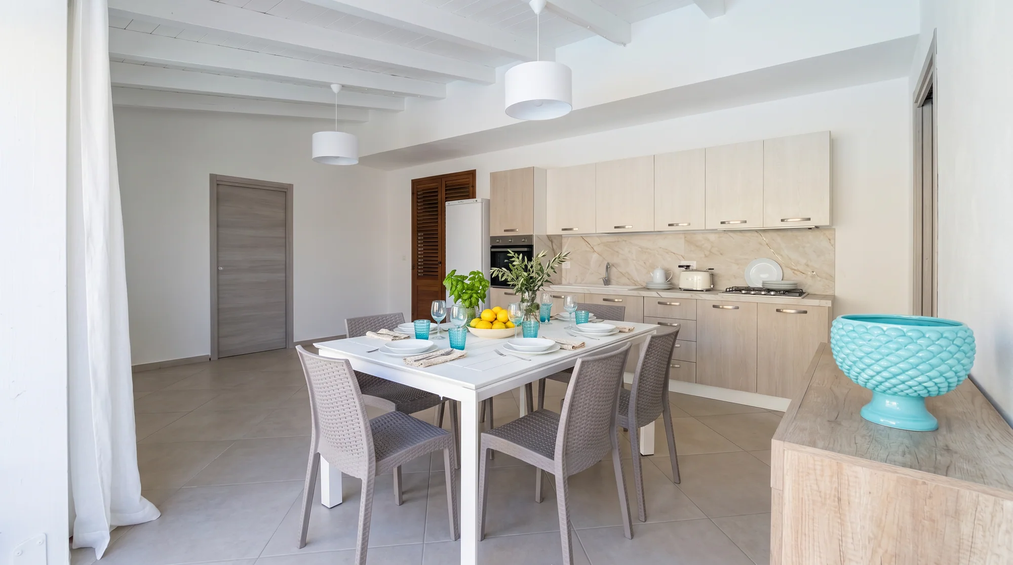 La cucina della casa vacanza dopo ordine, luce e styling