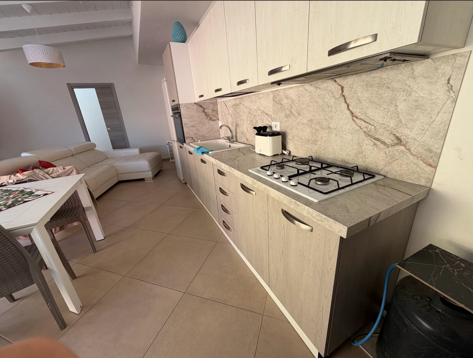 La cucina della casa vacanza prima del lavoro sulle immagini