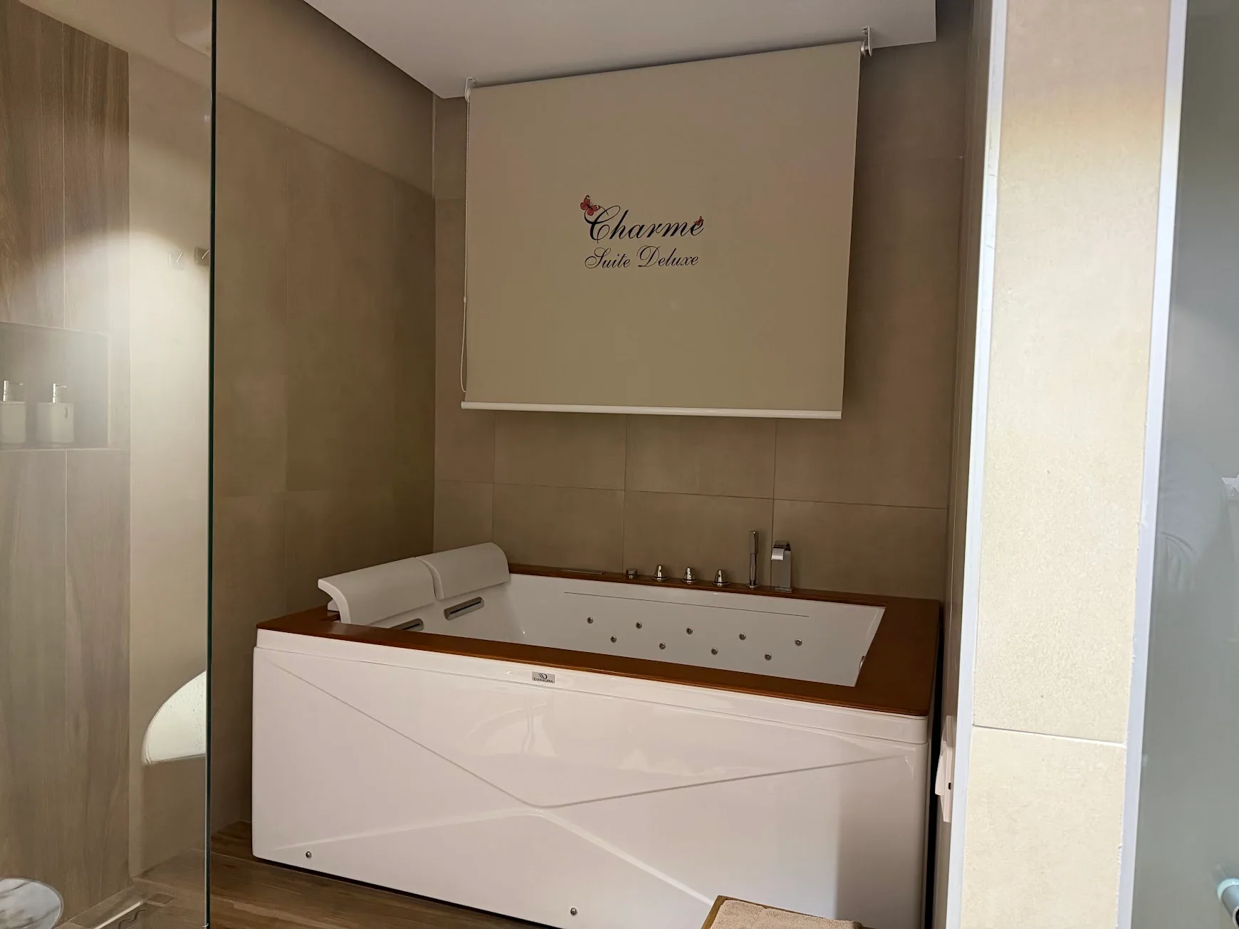 La vasca della suite Charme prima del lavoro sulle immagini