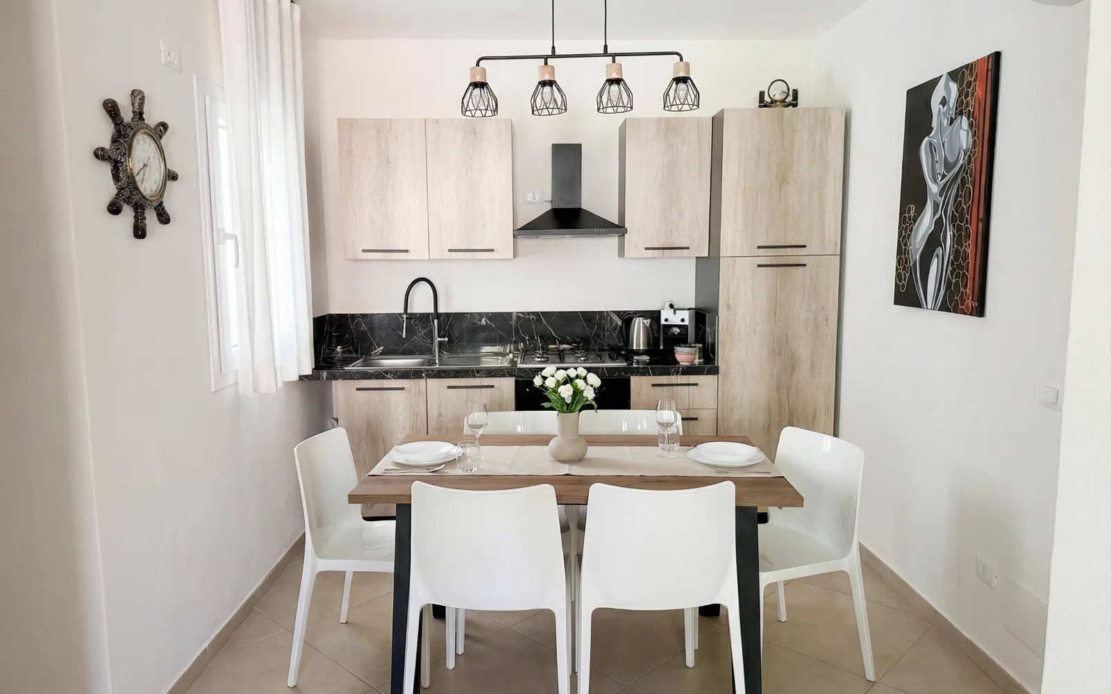 Stessa cucina finita, con tavola apparecchiata, dopo
