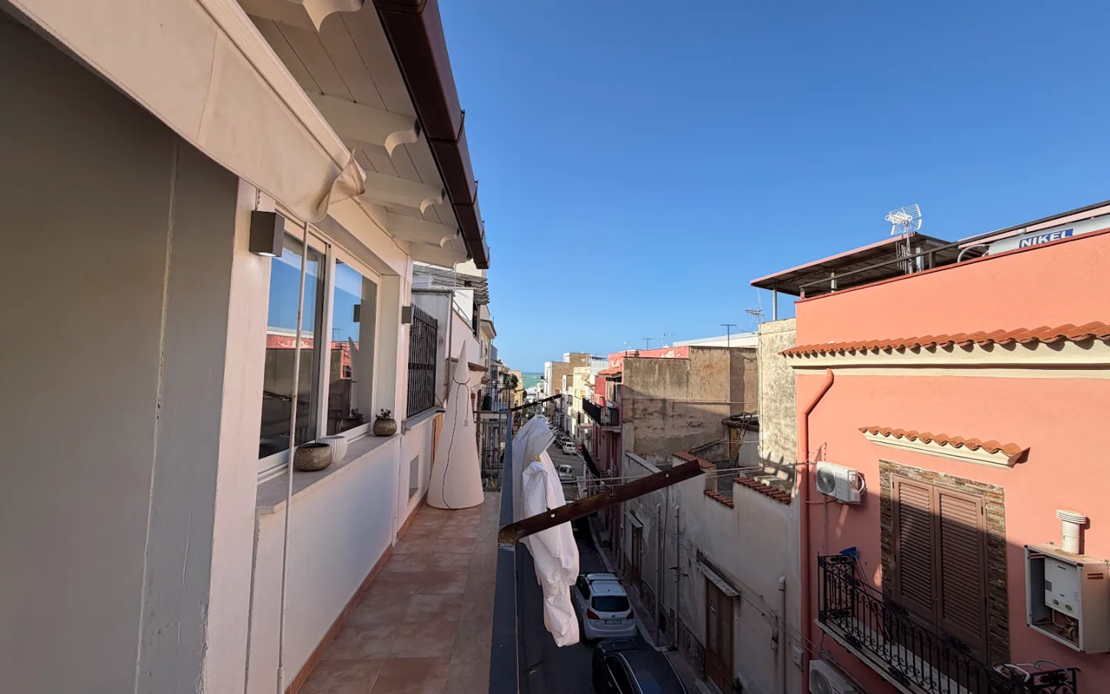 Balcone vuoto affacciato sulla strada, prima