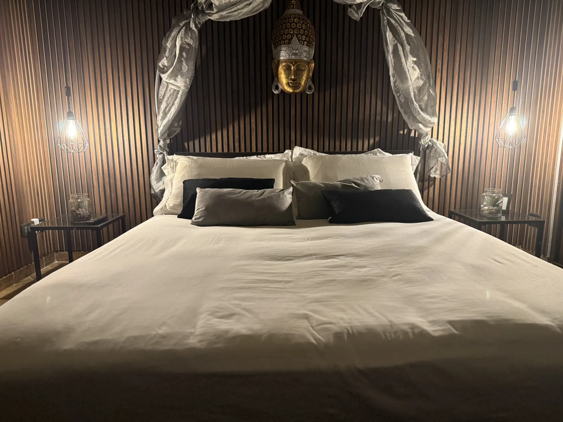 Il letto a baldacchino nella foto fatta col telefono